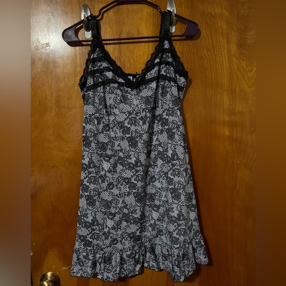 Torrid, Size 0 (large), black & white, sleep slip